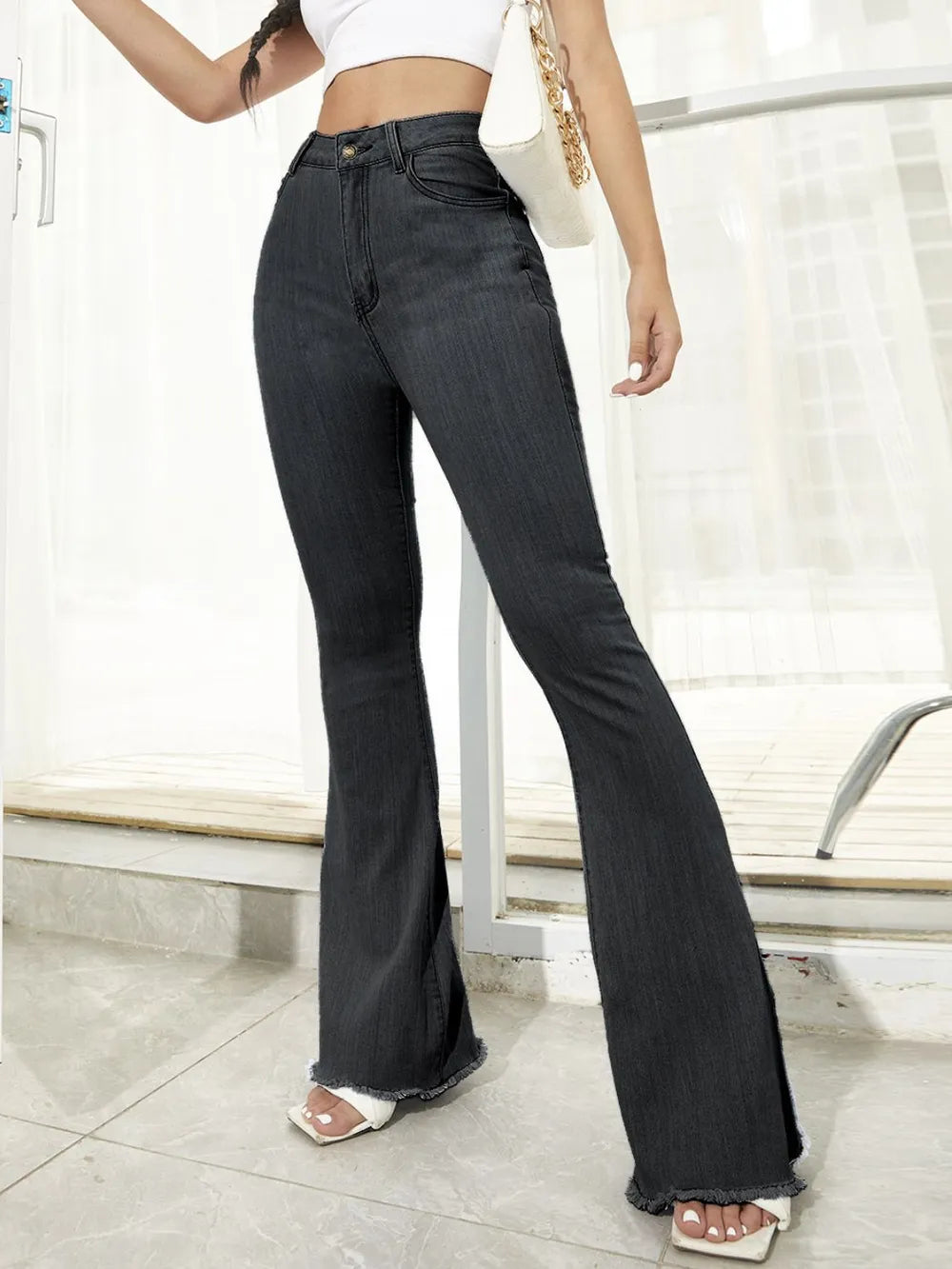 High-Waist Flare Jeans with Raw Hem – A Chic, Vintage-Inspired Look