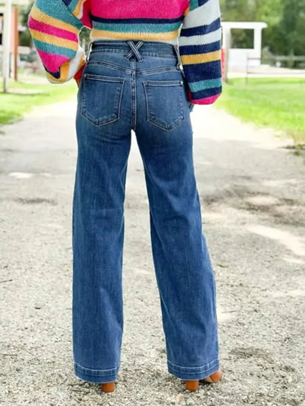 Washed Straight-Leg Jeans – A Timeless Classic with a Soft, Worn-In Finish