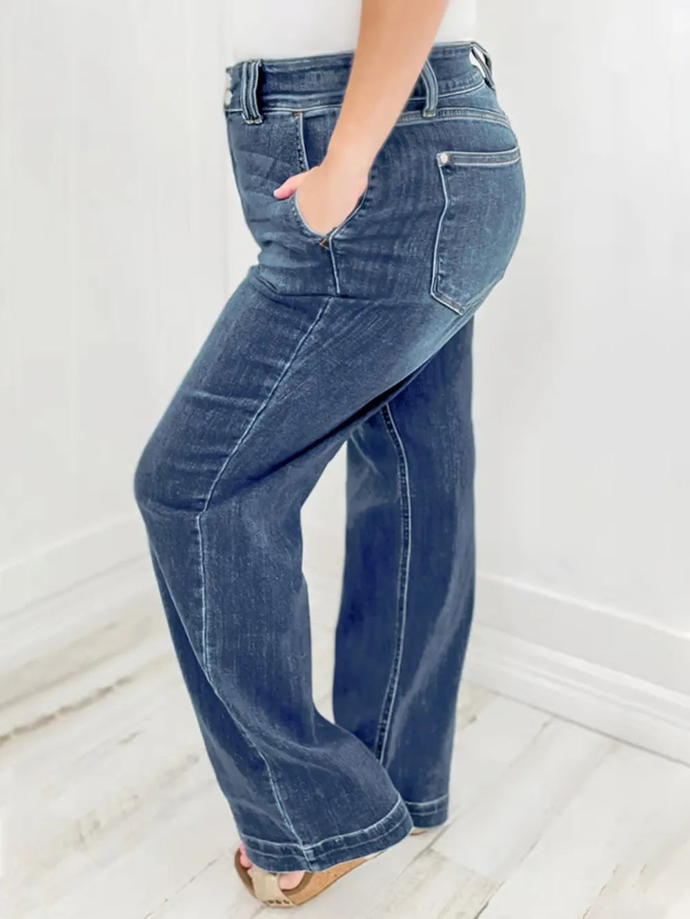 Washed Straight-Leg Jeans – A Timeless Classic with a Soft, Worn-In Finish