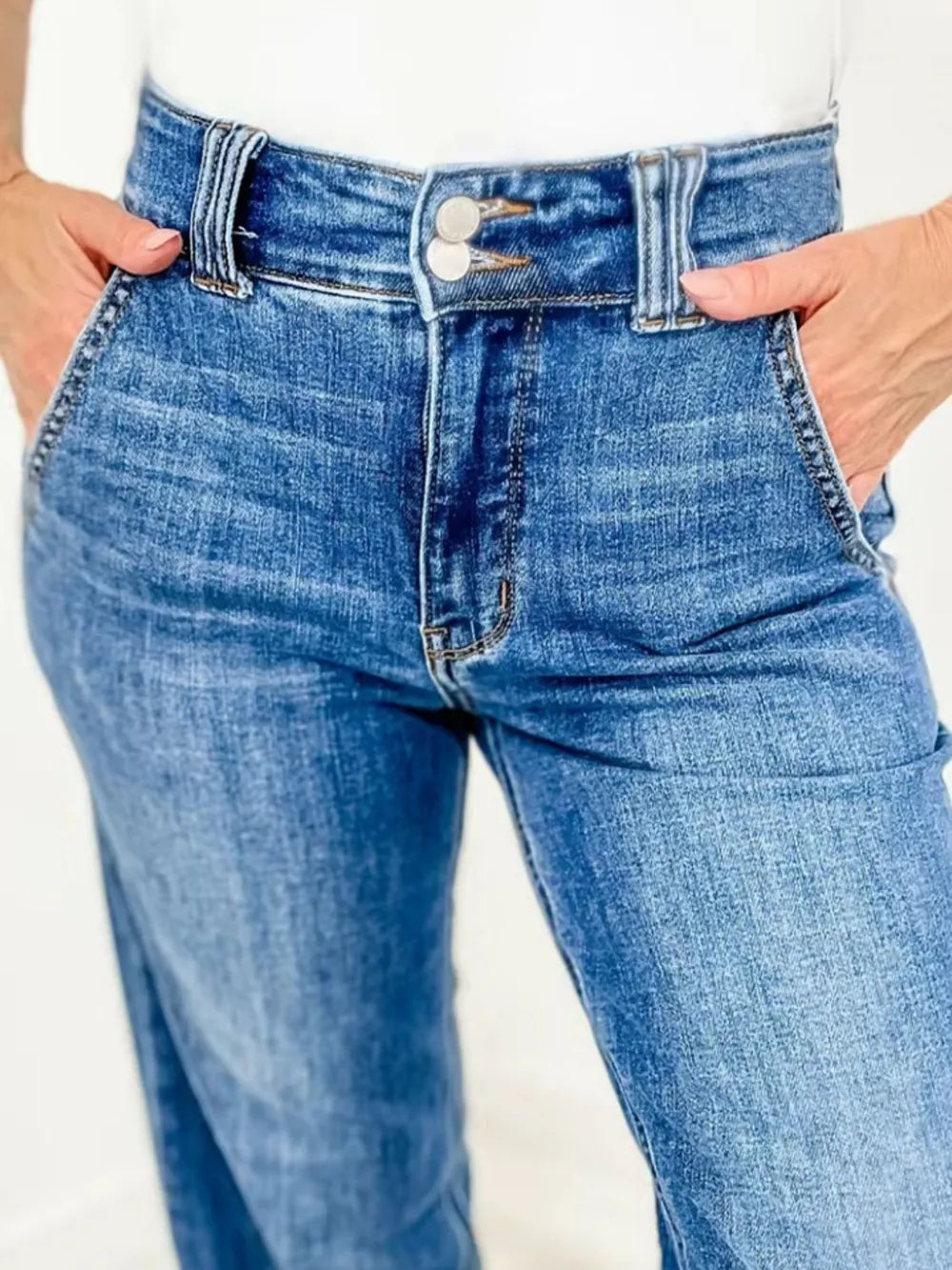 Washed Straight-Leg Jeans – A Timeless Classic with a Soft, Worn-In Finish
