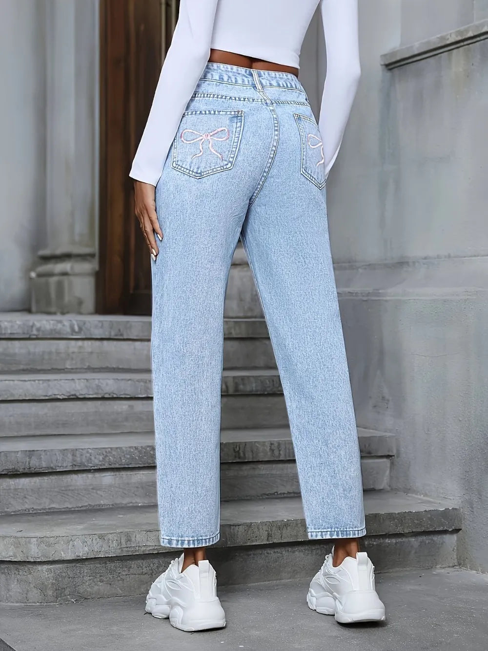 High-Rise Distressed Jeans – Classic with an Edge