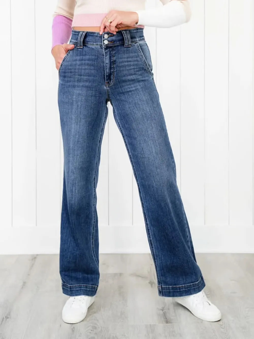 Washed Straight-Leg Jeans – A Timeless Classic with a Soft, Worn-In Finish