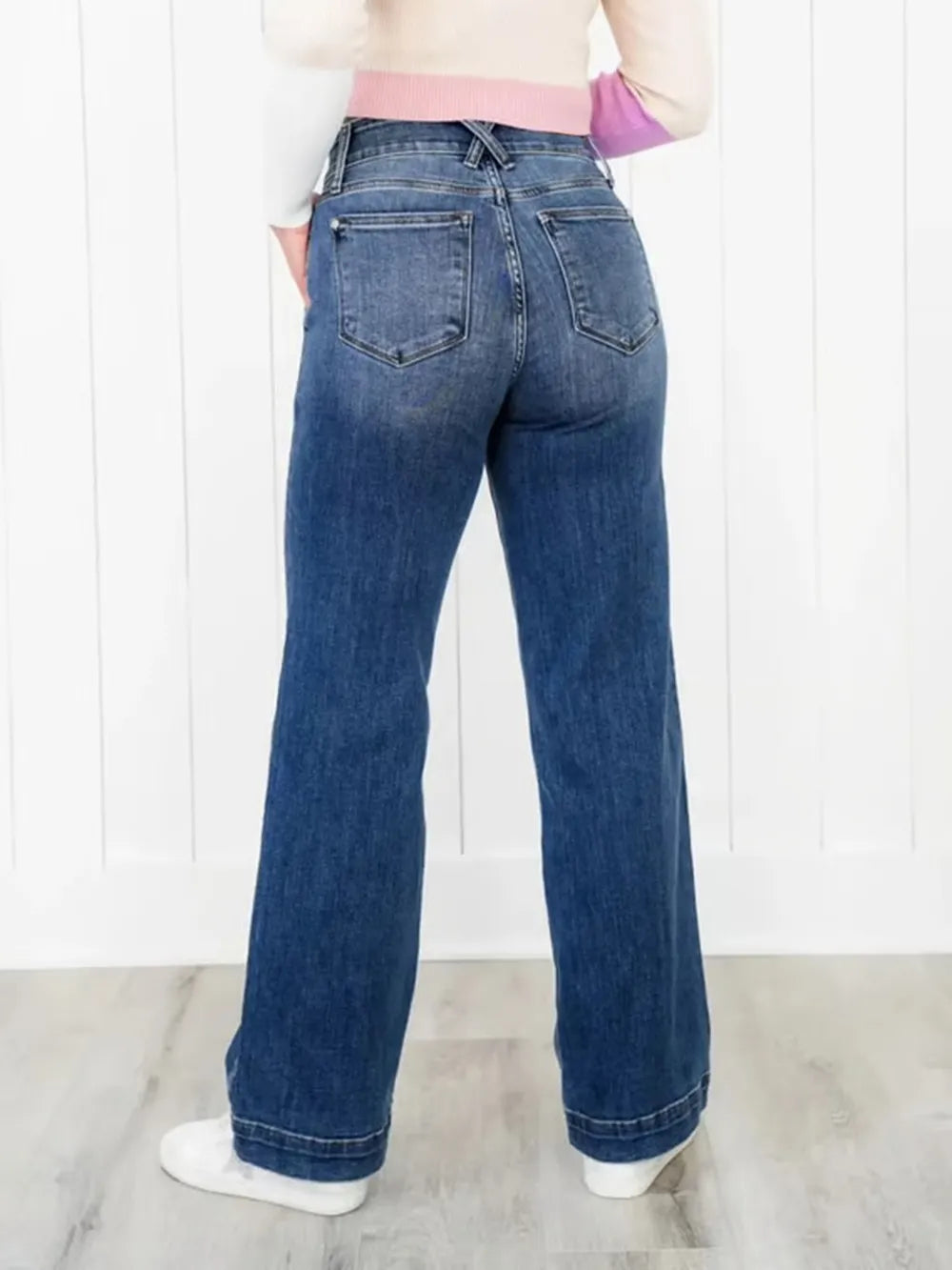 Washed Straight-Leg Jeans – A Timeless Classic with a Soft, Worn-In Finish