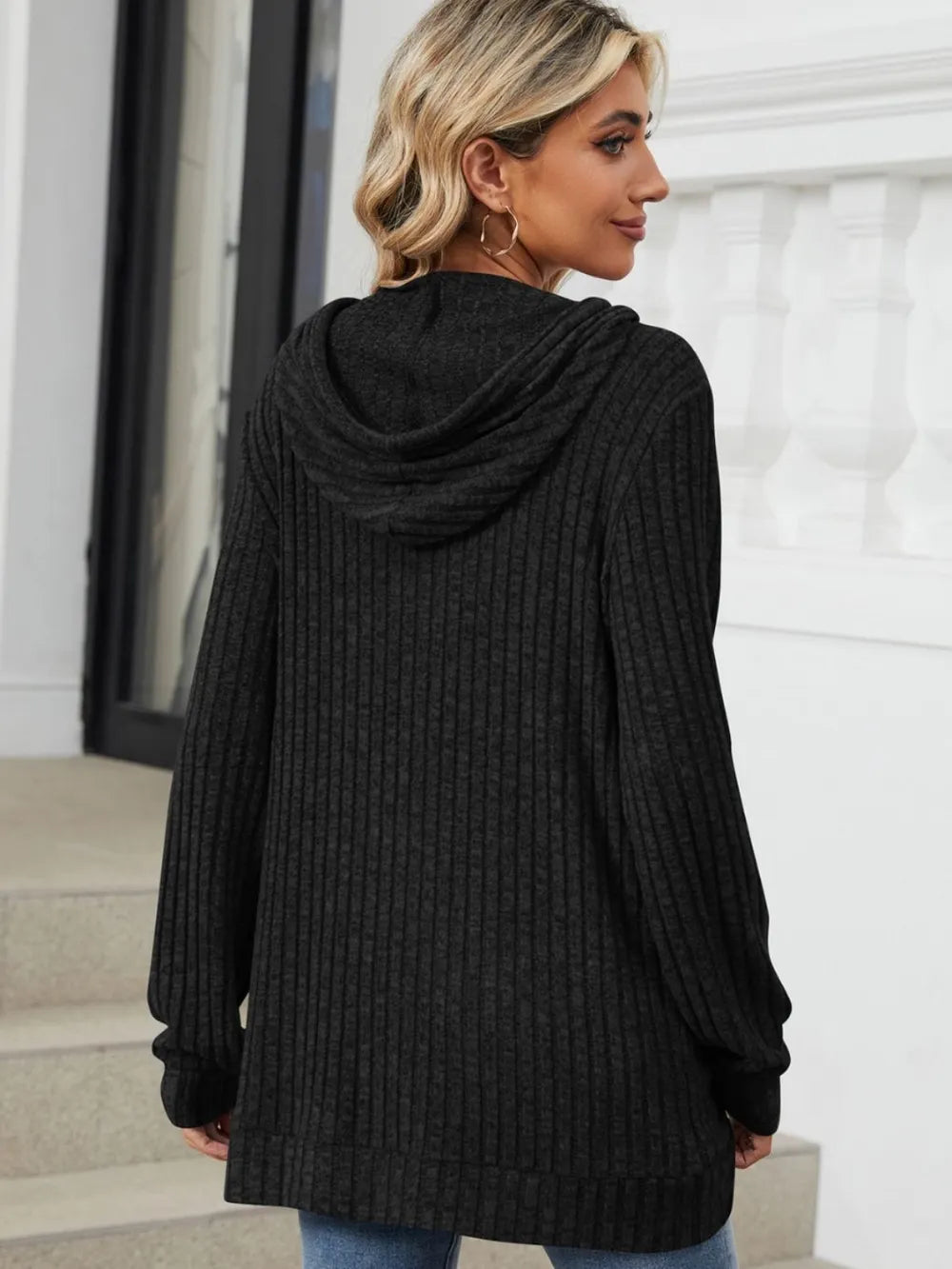 Cozy Drawstring Hoodie – Long Sleeves for Comfort and Versatility