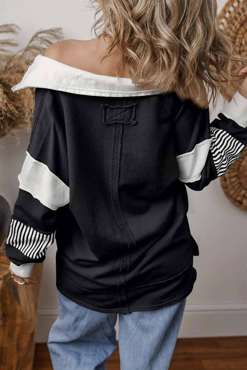 Long Sleeve Sweatshirt with Collared Neck – A Blend of Comfort and Style
