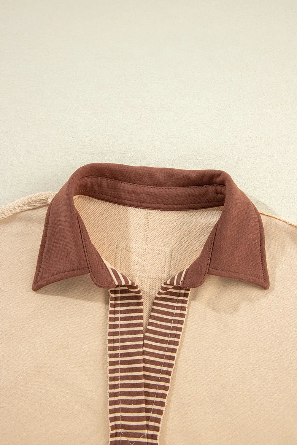 Long Sleeve Sweatshirt with Collared Neck – A Blend of Comfort and Style
